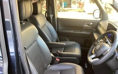 Honda Stepwgn, 2022 год, 2 000 000 рублей, 6 фотография