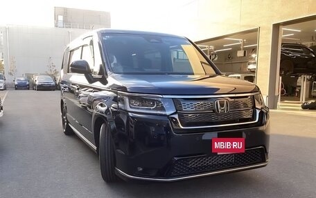 Honda Stepwgn, 2022 год, 2 000 000 рублей, 2 фотография