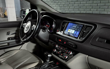 KIA Carnival III, 2016 год, 2 400 000 рублей, 16 фотография