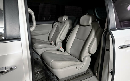 KIA Carnival III, 2016 год, 2 400 000 рублей, 20 фотография