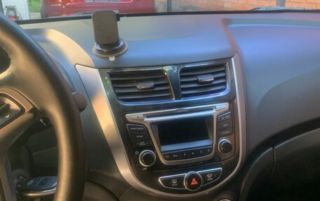 Hyundai Solaris II рестайлинг, 2015 год, 900 000 рублей, 5 фотография