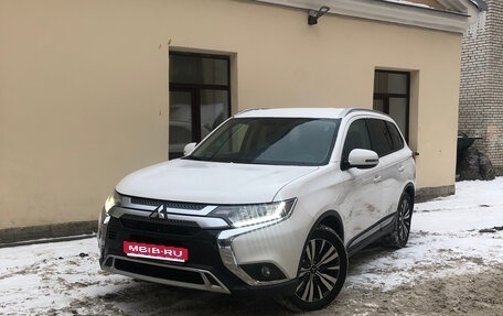 Mitsubishi Outlander III рестайлинг 3, 2020 год, 2 400 000 рублей, 1 фотография