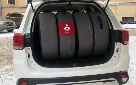 Mitsubishi Outlander III рестайлинг 3, 2020 год, 2 400 000 рублей, 4 фотография