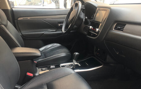 Mitsubishi Outlander III рестайлинг 3, 2020 год, 2 400 000 рублей, 5 фотография