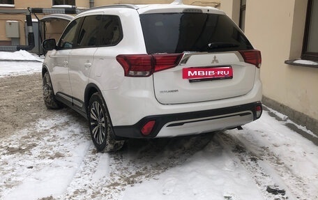 Mitsubishi Outlander III рестайлинг 3, 2020 год, 2 400 000 рублей, 2 фотография