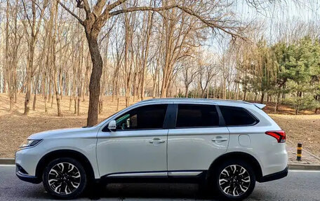 Mitsubishi Outlander III рестайлинг 3, 2022 год, 1 770 004 рублей, 4 фотография