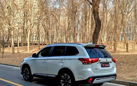 Mitsubishi Outlander III рестайлинг 3, 2022 год, 1 770 004 рублей, 5 фотография