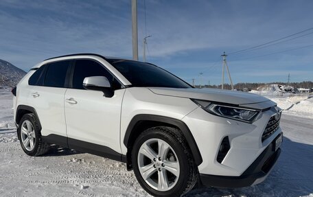 Toyota RAV4, 2020 год, 4 200 000 рублей, 21 фотография
