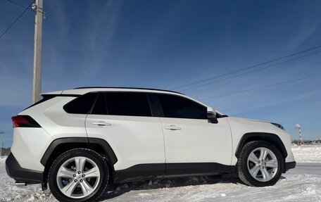 Toyota RAV4, 2020 год, 4 200 000 рублей, 23 фотография