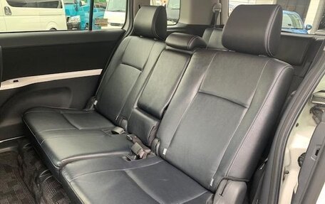 Toyota ISis I, 2016 год, 1 174 000 рублей, 19 фотография