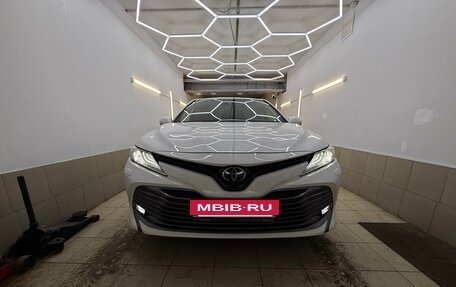 Toyota Camry, 2018 год, 2 300 000 рублей, 9 фотография