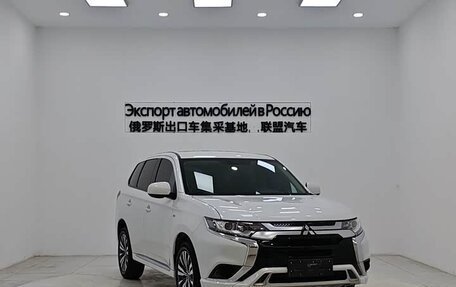 Mitsubishi Outlander III рестайлинг 3, 2022 год, 1 635 000 рублей, 3 фотография