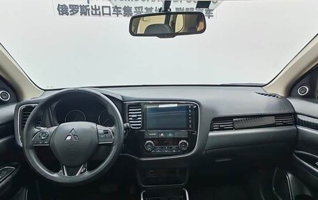 Mitsubishi Outlander III рестайлинг 3, 2022 год, 1 635 000 рублей, 7 фотография