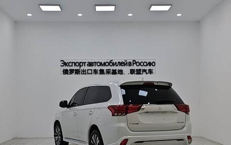 Mitsubishi Outlander III рестайлинг 3, 2022 год, 1 635 000 рублей, 6 фотография