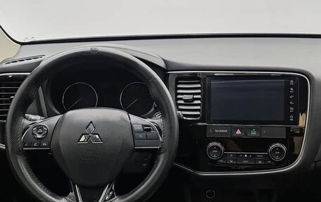 Mitsubishi Outlander III рестайлинг 3, 2022 год, 1 635 000 рублей, 8 фотография