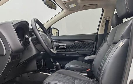 Mitsubishi Outlander III рестайлинг 3, 2022 год, 1 635 000 рублей, 15 фотография