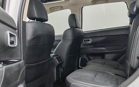 Mitsubishi Outlander III рестайлинг 3, 2022 год, 1 635 000 рублей, 12 фотография