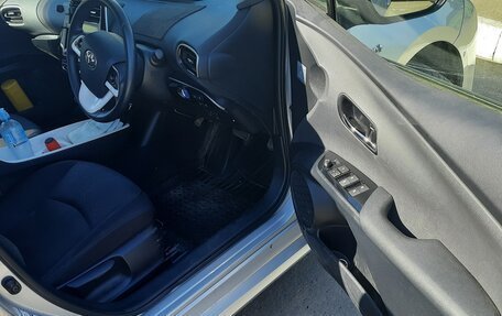 Toyota Prius IV XW50, 2016 год, 1 600 000 рублей, 9 фотография