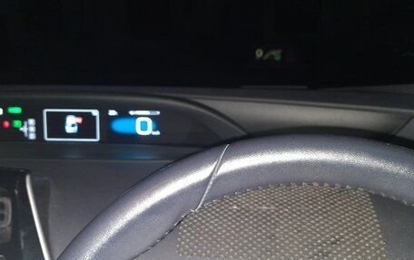 Toyota Prius IV XW50, 2016 год, 1 600 000 рублей, 11 фотография
