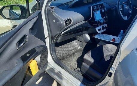 Toyota Prius IV XW50, 2016 год, 1 600 000 рублей, 21 фотография