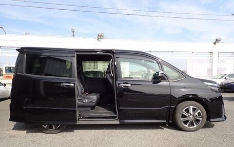 Toyota Voxy III, 2021 год, 1 800 000 рублей, 5 фотография