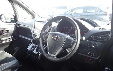 Toyota Voxy III, 2021 год, 1 800 000 рублей, 11 фотография