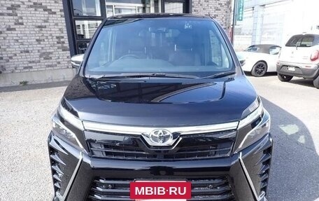 Toyota Voxy III, 2021 год, 1 800 000 рублей, 2 фотография
