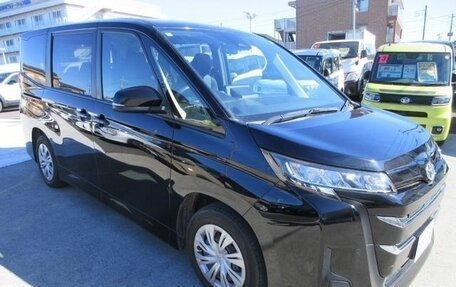 Toyota Noah, 2022 год, 2 993 000 рублей, 3 фотография