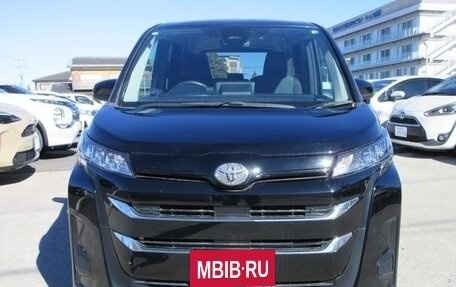 Toyota Noah, 2022 год, 2 993 000 рублей, 2 фотография