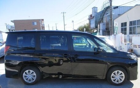 Toyota Noah, 2022 год, 2 993 000 рублей, 9 фотография