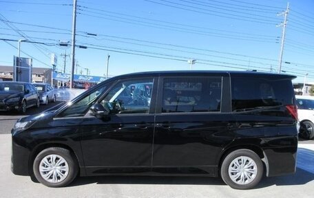 Toyota Noah, 2022 год, 2 993 000 рублей, 10 фотография