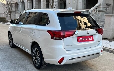 Mitsubishi Outlander III рестайлинг 3, 2022 год, 1 770 000 рублей, 3 фотография