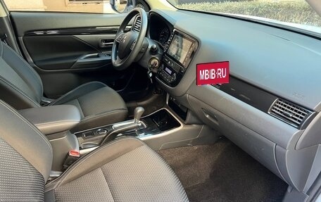 Mitsubishi Outlander III рестайлинг 3, 2022 год, 1 770 000 рублей, 8 фотография
