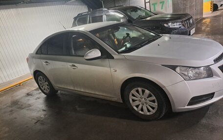 Chevrolet Cruze II, 2010 год, 560 000 рублей, 3 фотография