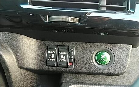 Honda Stepwgn IV, 2017 год, 1 790 000 рублей, 20 фотография