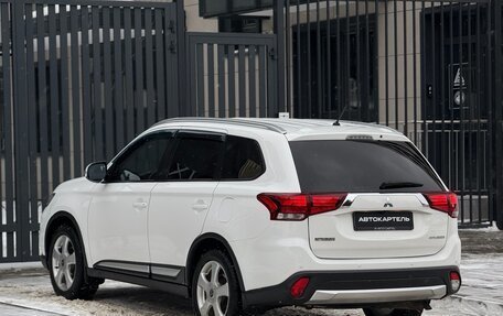 Mitsubishi Outlander III рестайлинг 3, 2016 год, 1 960 000 рублей, 14 фотография