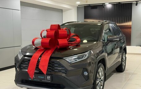 Toyota RAV4, 2021 год, 2 547 000 рублей, 1 фотография