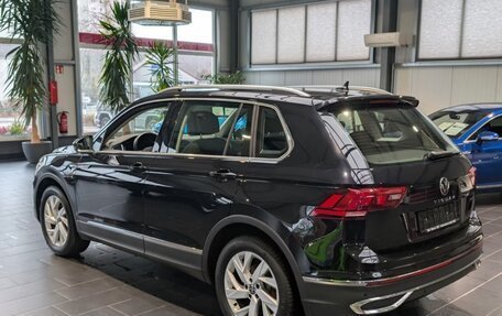 Volkswagen Tiguan II, 2023 год, 3 444 000 рублей, 2 фотография