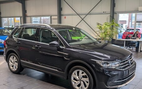 Volkswagen Tiguan II, 2023 год, 3 444 000 рублей, 6 фотография