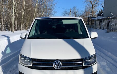 Volkswagen Caravelle T6 рестайлинг, 2016 год, 3 750 000 рублей, 1 фотография