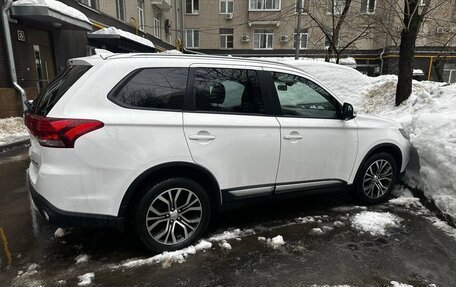 Mitsubishi Outlander III рестайлинг 3, 2017 год, 2 000 000 рублей, 2 фотография