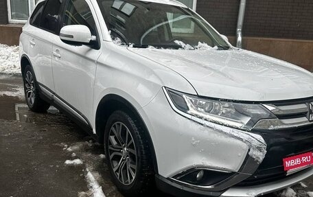 Mitsubishi Outlander III рестайлинг 3, 2017 год, 2 000 000 рублей, 4 фотография