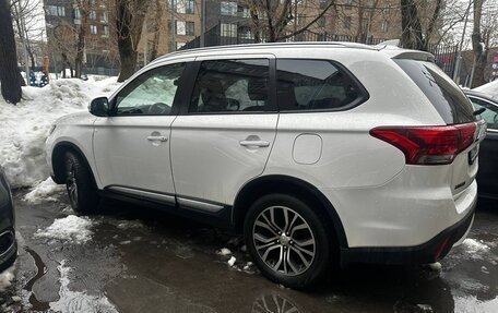 Mitsubishi Outlander III рестайлинг 3, 2017 год, 2 000 000 рублей, 10 фотография