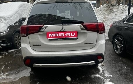 Mitsubishi Outlander III рестайлинг 3, 2017 год, 2 000 000 рублей, 13 фотография