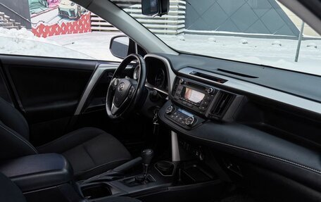 Toyota RAV4, 2018 год, 2 420 000 рублей, 6 фотография