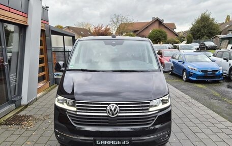 Volkswagen Multivan T6 рестайлинг, 2021 год, 3 900 000 рублей, 2 фотография