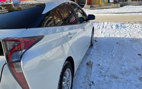 Toyota Prius IV XW50, 2017 год, 2 200 000 рублей, 3 фотография