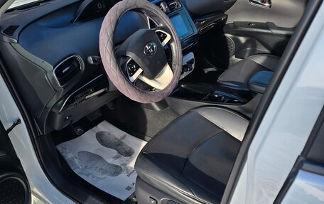 Toyota Prius IV XW50, 2017 год, 2 200 000 рублей, 9 фотография