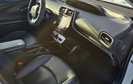 Toyota Prius IV XW50, 2017 год, 2 200 000 рублей, 10 фотография