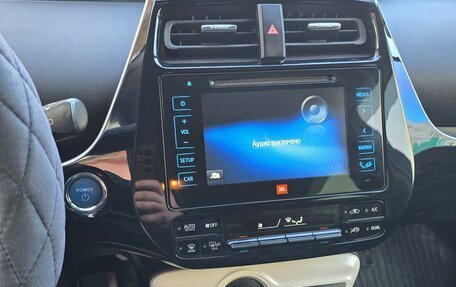 Toyota Prius IV XW50, 2017 год, 2 200 000 рублей, 11 фотография